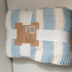 Bee &Willow throw blanket